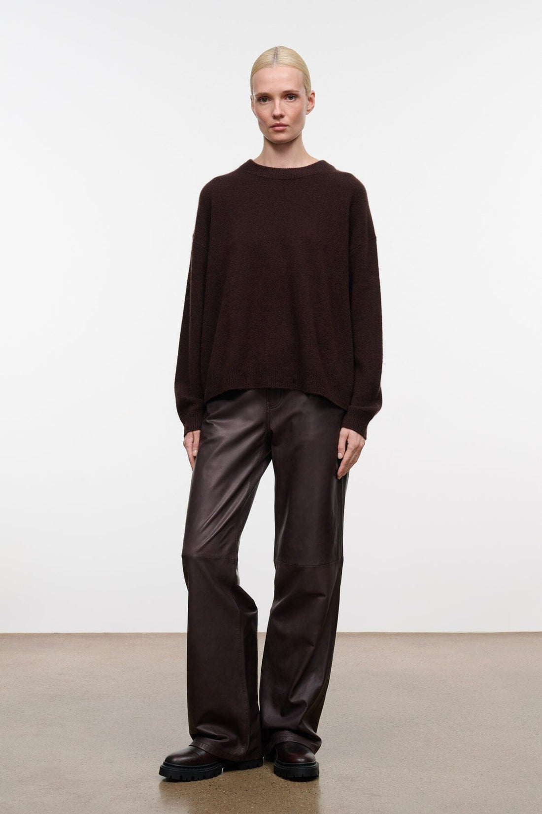 Serrano Cashmere Relaxed Crew | Dark Chocolate — 1
