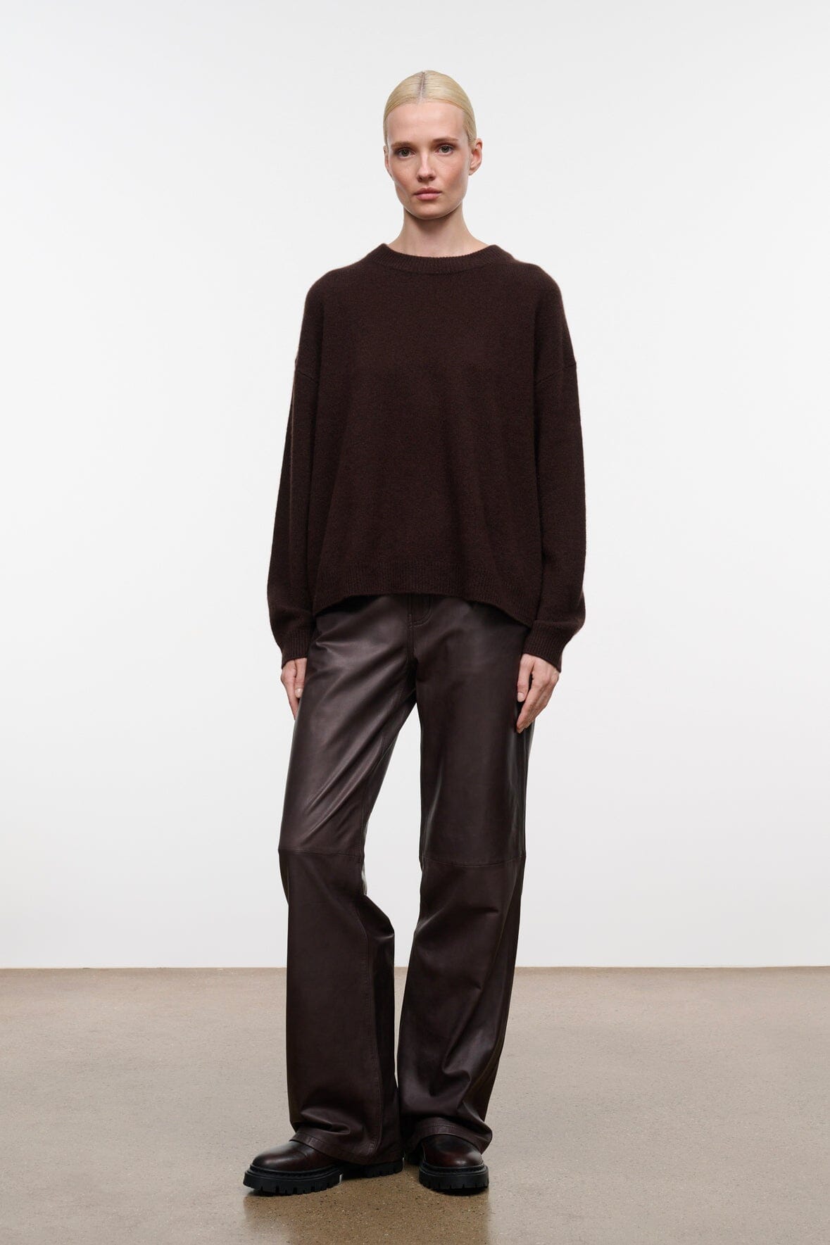Serrano Cashmere Relaxed Crew | Dark Chocolate — 2