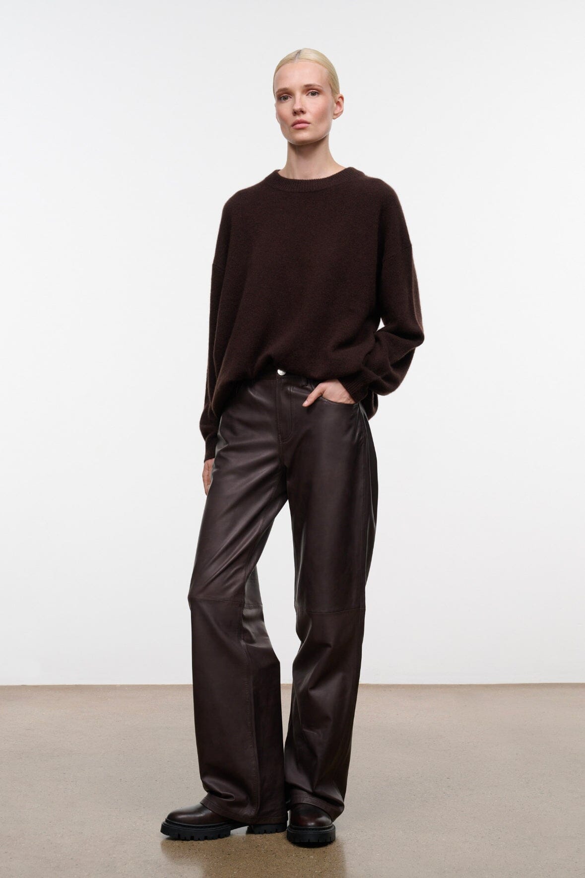 Serrano Cashmere Relaxed Crew | Dark Chocolate — 4