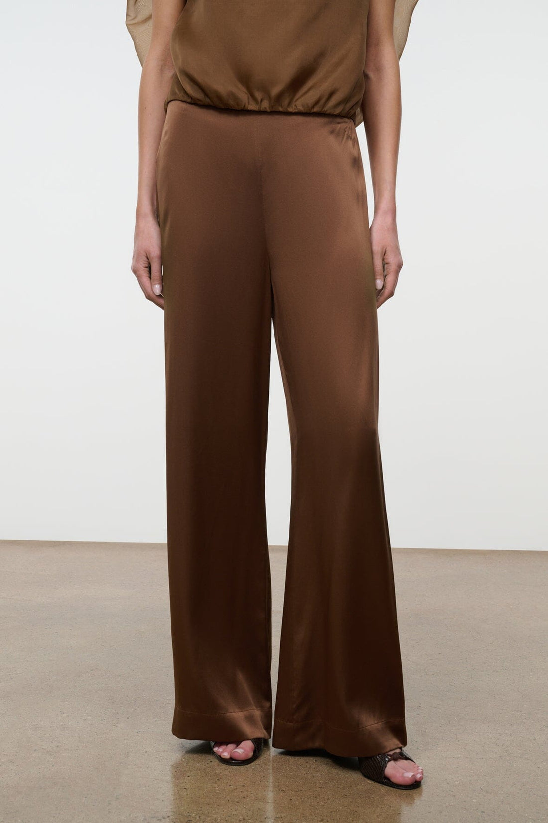 Stroll Silk Pant | Cigar — 1