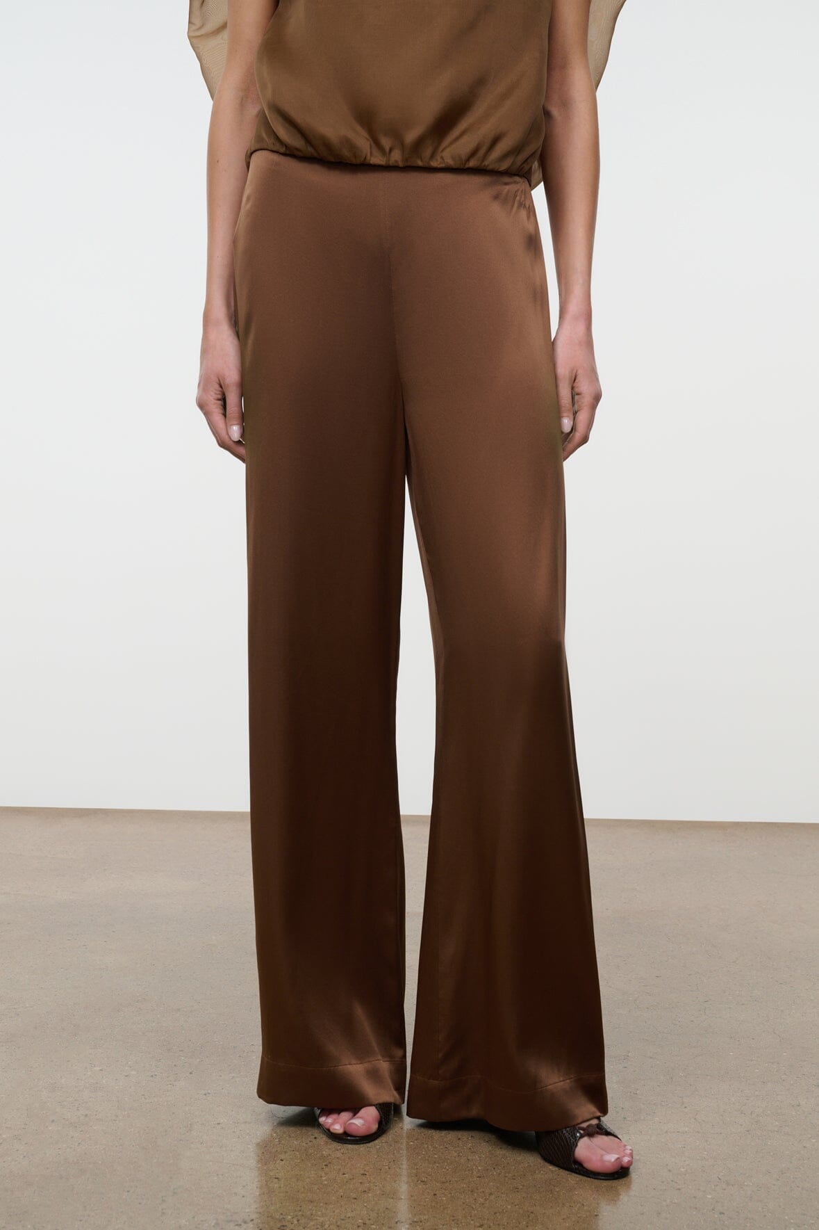 Stroll Silk Pant | Cigar — 2